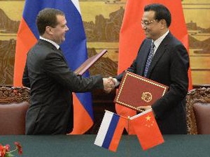 Thủ tướng Trung Quốc Lý Khắc Cường (phải) và Thủ tướng Nga Dmitry Medvedev.